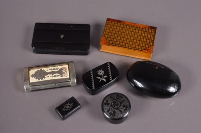 Lot 254 - A collection of seven snuff boxes