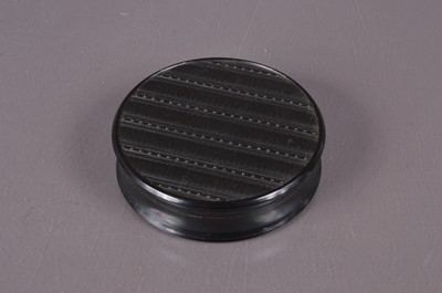 Lot 272 - 19th century lacquer snuff box