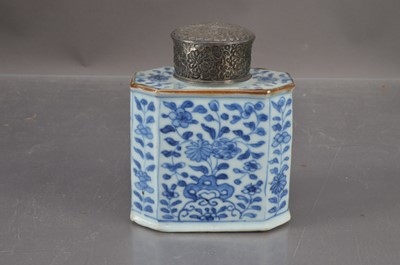 Lot 344 - A Chinese Kangxi period blue and white tea caddy