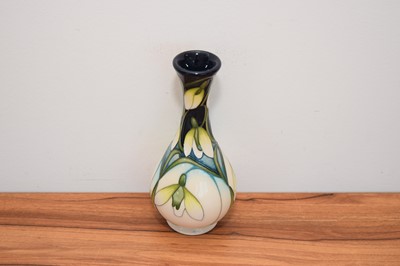 Lot 501 - A modern Moorcroft Pottery Snowdrop pattern vase