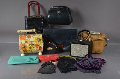 Lot 537 - A collection of handbags and carry cases