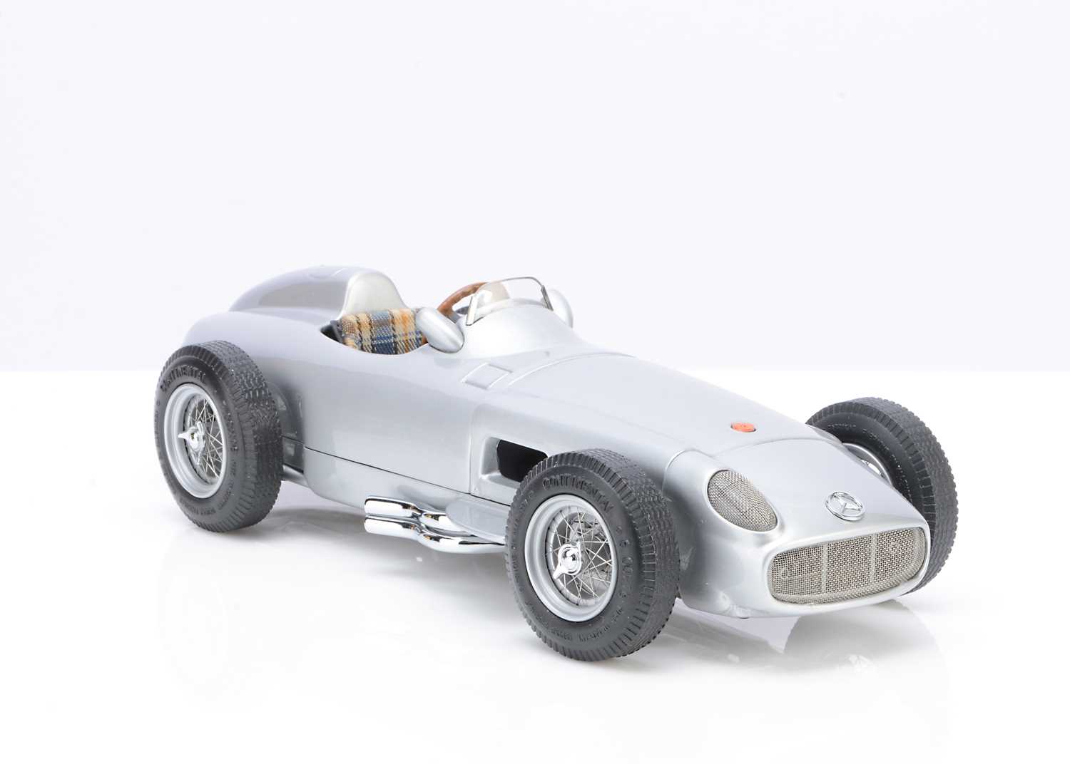 Lot 190 - A CMC 1:18 Scale Mercedes-Benz W196