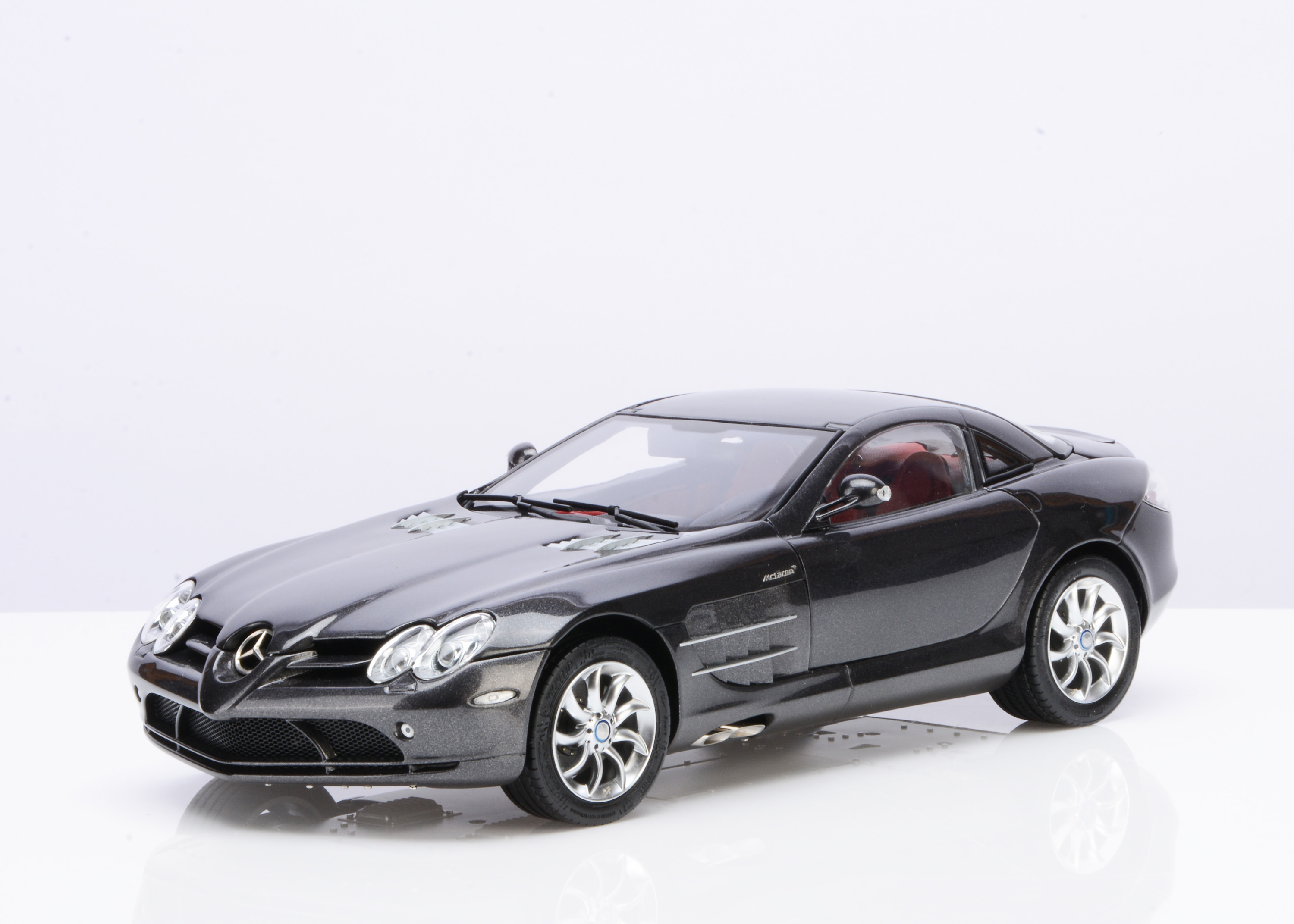 Lot 256 - A CMC 1:18 Scale Mercedes-Benz SLR McLaren
