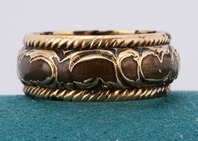 Lot 6 - A late 19th or early 20th century mixed metal wedding band