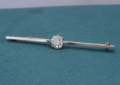 Lot 23 - An Edwardian diamond bar brooch