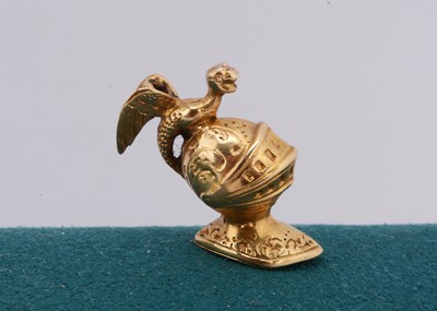 Lot 33 - A 19th century miniature gold snuff charm