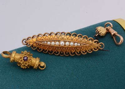 Lot 34 - An early 20th century 15ct gold seed pearl oval brooch