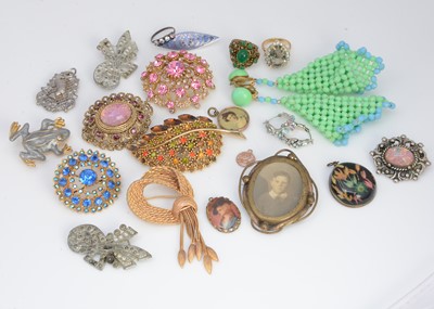 Lot 41 - A quantity of costume jewellery