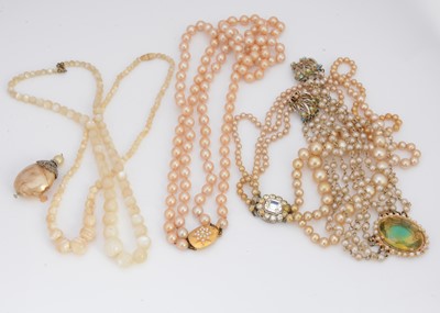 Lot 56 - A string of Mother of Pearl graduated beads