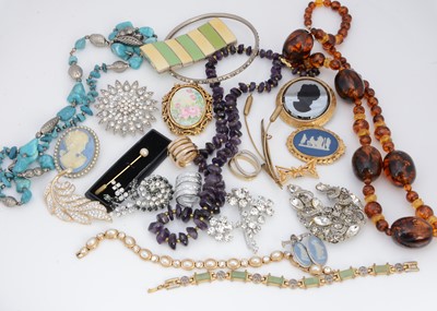 Lot 72 - A collection of costume jewellery