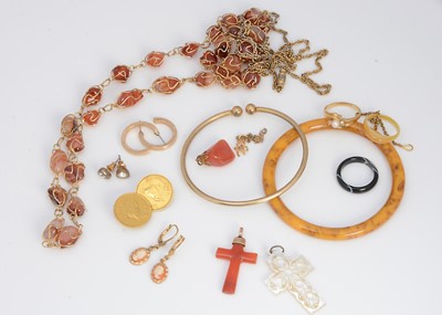 Lot 77 - A Carnelian and yellow metal pendant