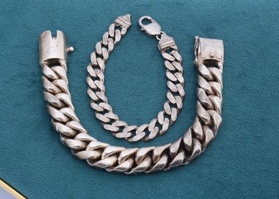 Lot 79 - A large and heavy gentleman's curb linked silver chain bracelet