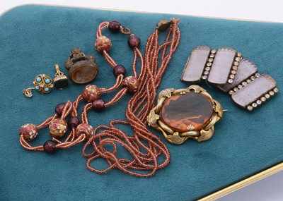 Lot 81 - A small collection of late 19th and early 20th Century costume jewellery