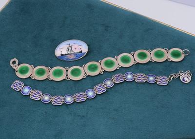 Lot 101 - An Aksel Holmsen Norne silver and enamel brooch