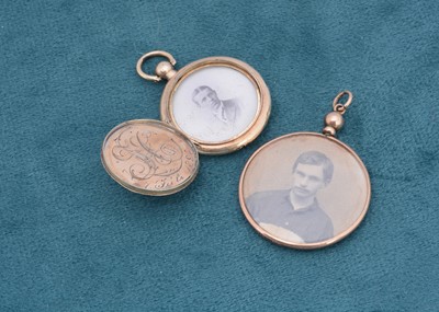 Lot 120 - An Edwardian 9ct gold circular openwork photograph locket