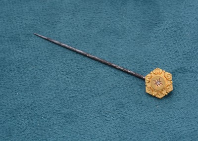 Lot 121 - A 15ct gold and diamond set stick pin