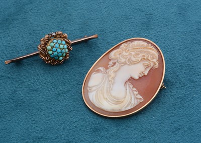 Lot 143 - A 9ct gold and shell cameo brooch or pendant