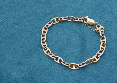 Lot 152 - An 18ct gold bi metal oval double link bracelet