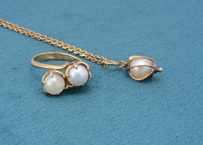 Lot 169 - A continental cultured pearl ring and pendant suite