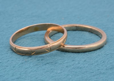 Lot 171 - A continental yellow metal wedding band