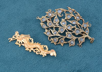 Lot 178 - A continental yellow metal Chinese dragon brooch