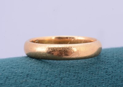 Lot 179 - A continental yellow metal wedding band