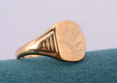 Lot 181 - A 9ct gold gentleman's signet ring with sunburst design and stepped shoulders