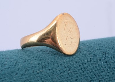 Lot 182 - A 9ct gold gentleman's signet ring