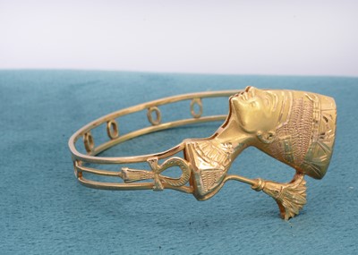 Lot 206 - An Egyptian gold hinged bangle