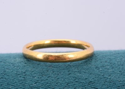 Lot 207 - A 22ct gold wedding band