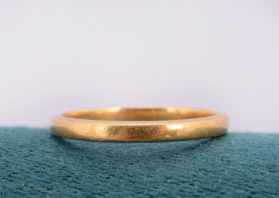 Lot 213 - A 22ct gold wedding band