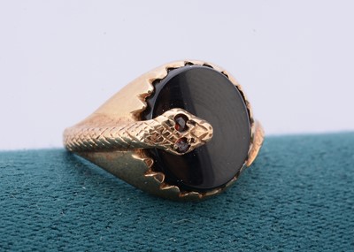 Lot 219 - A 9ct gold gentleman's onyx and serpent signet ring