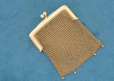 Lot 225 - A 9ct gold miniature mesh purse