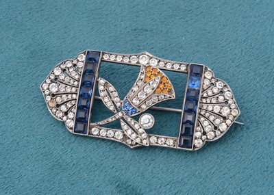 Lot 226 - A continental white metal art deco paste brooch