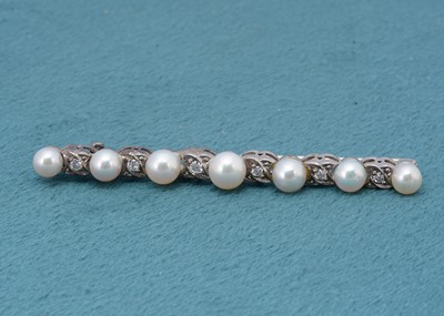 Lot 233 - A continental 750 marked diamond and pearl bar brooch