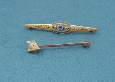 Lot 239 - An Edwardian 9ct gold fox stick pin