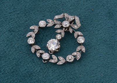 Lot 245 - An early 20th Century diamond wreath pendant