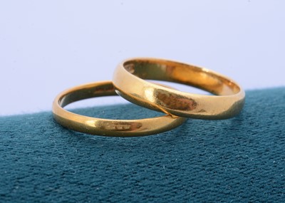 Lot 256 - Two 22ct gold wedding bands