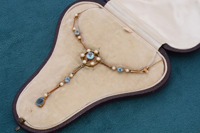 Lot 276 - An Edwardian 15ct gold aquamarine and seed pearl necklace