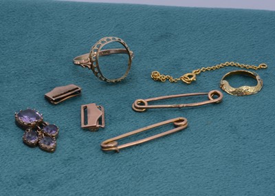 Lot 277 - A small collection of 9ct gold