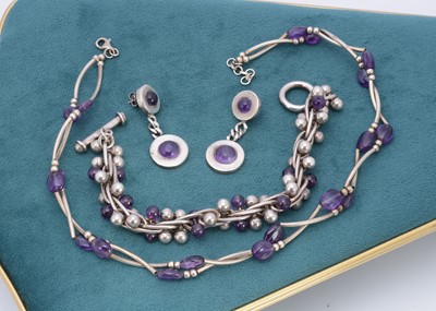 Lot 287 - A heavy linked silver and amethyst bracelet