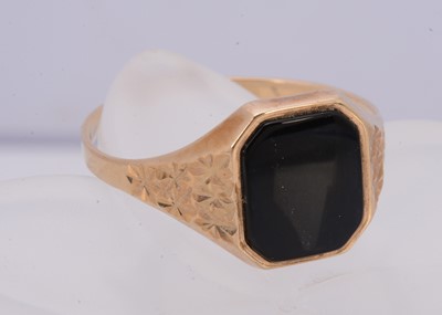 Lot 294 - A 9ct gold gentleman's signet ring