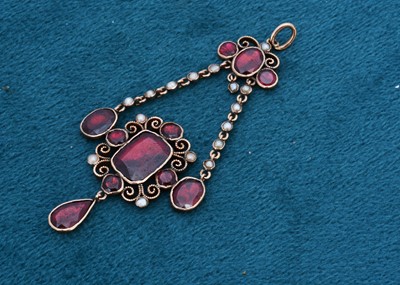 Lot 295 - An early 20th Century 9ct gold foil back garnet and seed pearl drop pendant