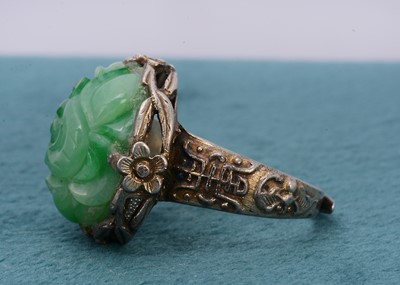Lot 305 - A Chinese jadeite jade dress ring