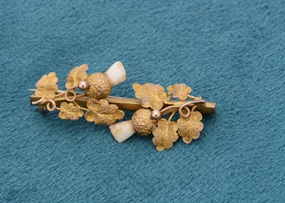 Lot 312 - A 19th Century Scottish child's tooth bar brooch