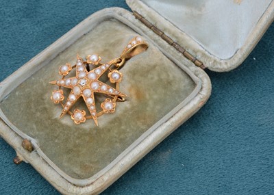 Lot 313 - An Edwardian 18ct gold diamond and seed pearl star drop pendant or brooch