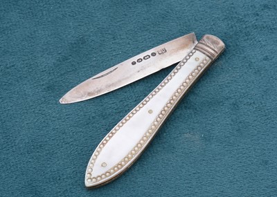 Lot 317 - A Victorian silver and mother of pearl folding fruit knife