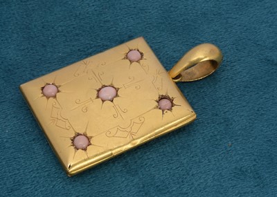 Lot 325 - An early 20th Century gilt metal rectangular locket