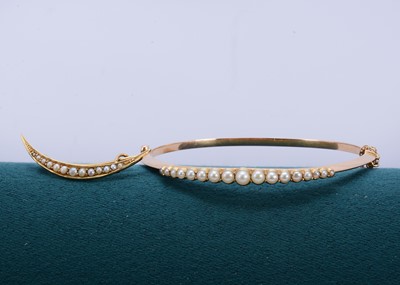 Lot 336 - An Edwardian pearl hinged bangle