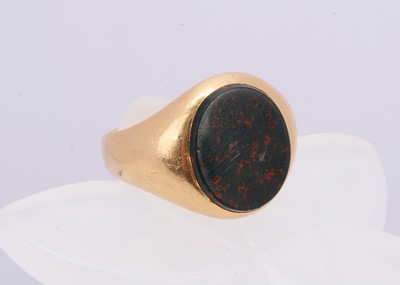 Lot 340 - An 18ct gold bloodstone gentleman's signet ring